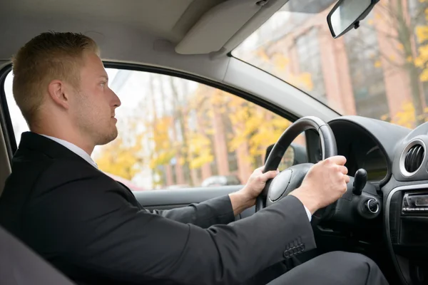 Muž řídí auto — Stock fotografie