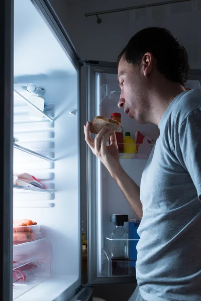 Hombre comiendo pan — Foto de Stock