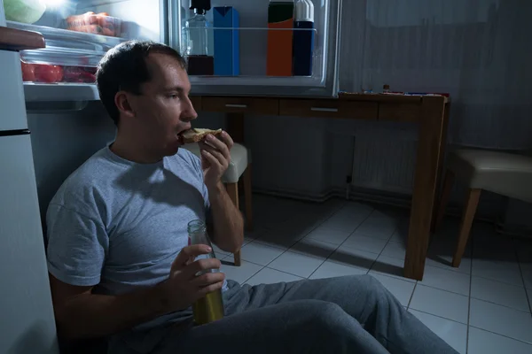 Hombre comiendo pan — Foto de Stock