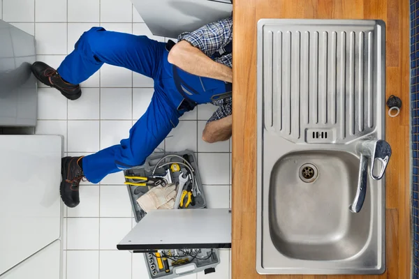 Plumber Repairing Sink — Stock Photo, Image
