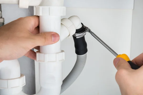 Plumber Repairing Sink — Stock Photo, Image