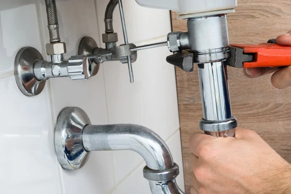 Plumber Fixing Sink — Stock Photo, Image