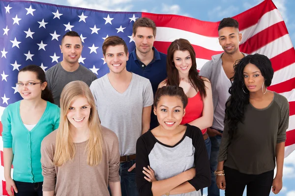 Persone di fronte alla bandiera americana — Foto Stock