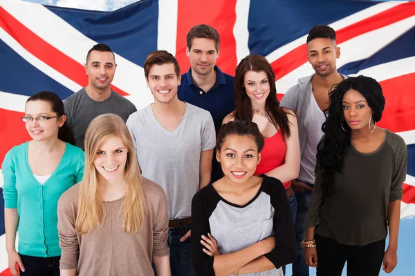Estudantes na frente da bandeira do Reino Unido — Fotografia de Stock