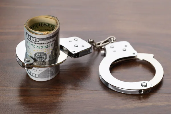 Доларові купюри з наручниками — стокове фото