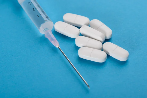 Close-up Of Syringe And Pills — Stock Photo, Image