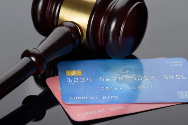 Gavel con carte di credito — Foto Stock