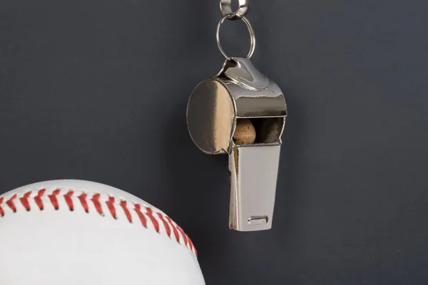 Krijtbord met honkbal en het fluitje — Stockfoto