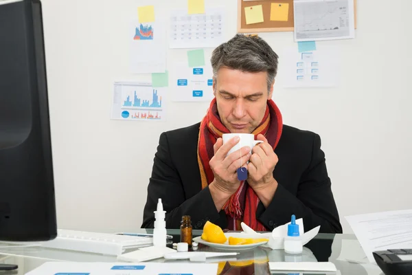 Geschäftsmann trinkt Zitronentee — Stockfoto