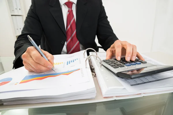 Empresario analizando gráfico — Foto de Stock