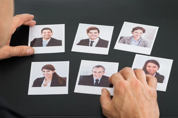 Empresário Segurando Fotografias — Fotografia de Stock