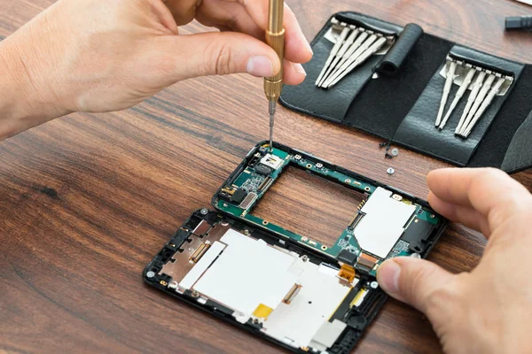 Técnico Manos Reparación de Celulares — Foto de Stock