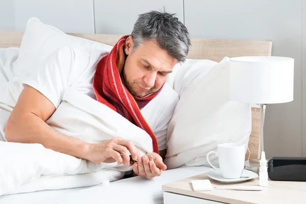 Hombre enfermo teniendo medicina — Foto de Stock