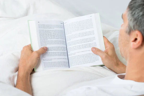 Hombre leyendo libro — Foto de Stock