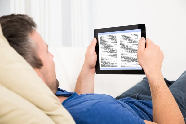 Homem leitura Ebook On Tablet — Fotografia de Stock