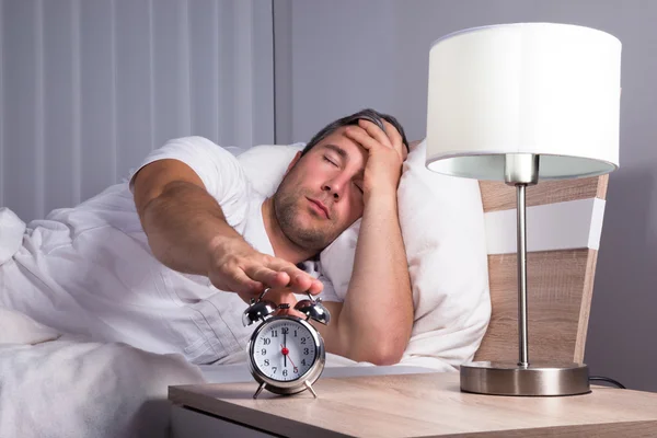 Homem roncando despertador — Fotografia de Stock