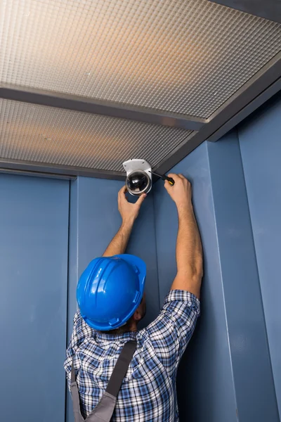 Technician Adjusting Security Camera — Stock Photo, Image