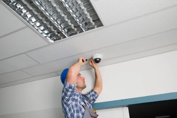 Technician Fixing Security Camera — Stock Photo, Image