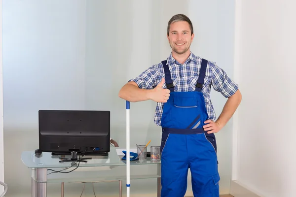 Hausmeister gestikuliert mit dem Daumen nach oben — Stockfoto