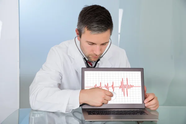 Médico examinar la pantalla del ordenador portátil —  Fotos de Stock