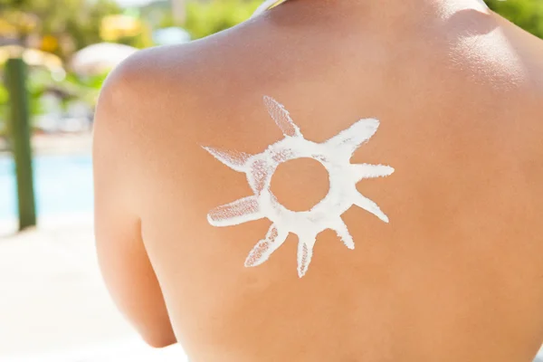 Vrouw met zon vormige zonnecrème — Stockfoto