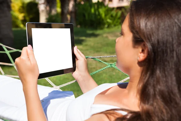 Donna che utilizza tablet digitale — Foto Stock