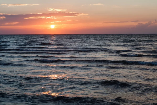 Majestätischer Sonnenuntergang am Strand — Stockfoto