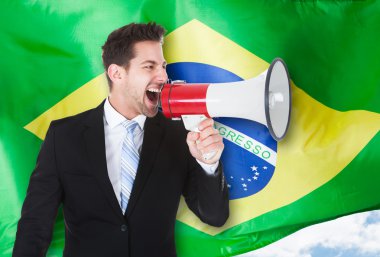 megafon ile bağırarak işadamı