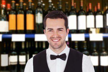 Gülümseyen erkek barmen