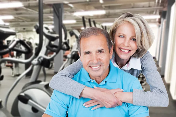 Felice coppia matura in palestra — Foto Stock