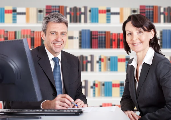 Empresários sentados à mesa — Fotografia de Stock