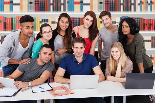 Amigos multiétnicos en la biblioteca —  Fotos de Stock