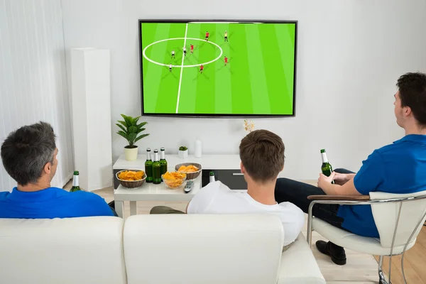 Homens assistindo jogo de futebol — Fotografia de Stock