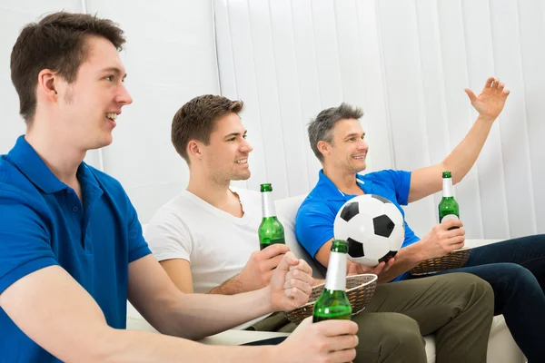 Uomini che guardano partita di calcio — Foto Stock