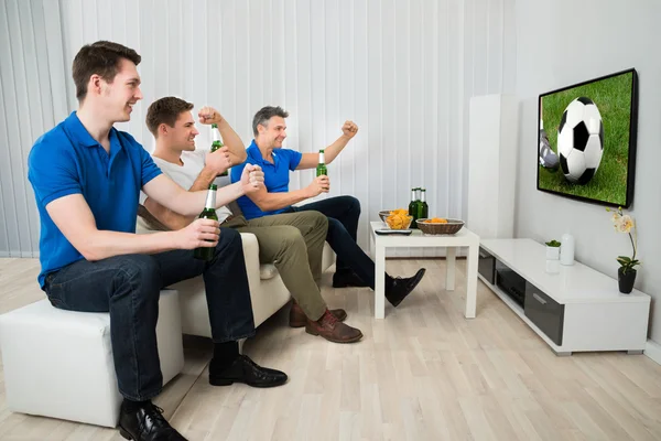 Mannen kijken naar voetbalwedstrijd — Stockfoto