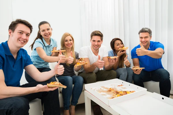 Przyjaciele jedzący pizzę — Zdjęcie stockowe