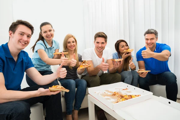 Vrienden die pizza eten — Stockfoto