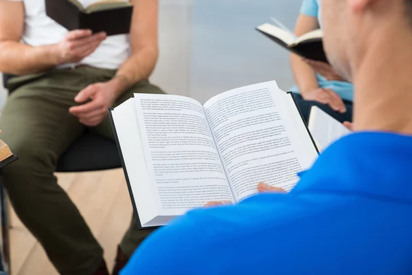 Amigos leyendo la Biblia — Foto de Stock