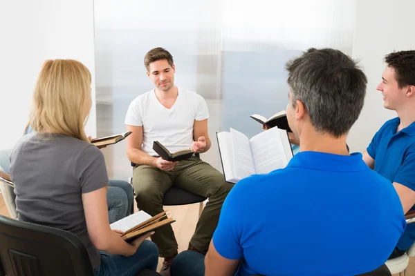 Man Explaining Gospel — Stock Photo, Image