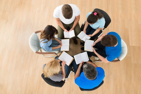 Friends Reading Bible — Stock Photo, Image