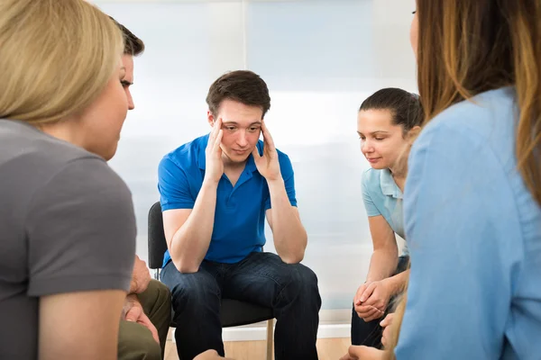 Deprimido hombre con amigos — Foto de Stock