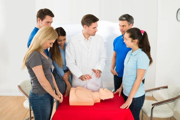 Ausbilder demonstriert Spartechniken — Stockfoto