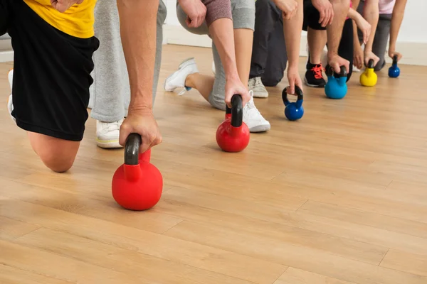 Människor höll Kettle Bells — Stockfoto