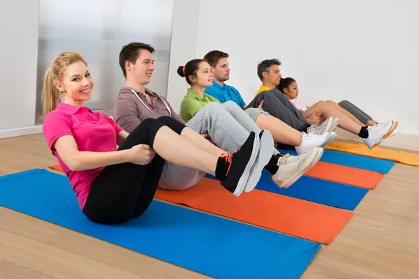 Menschen, die auf Matten trainieren — Stockfoto