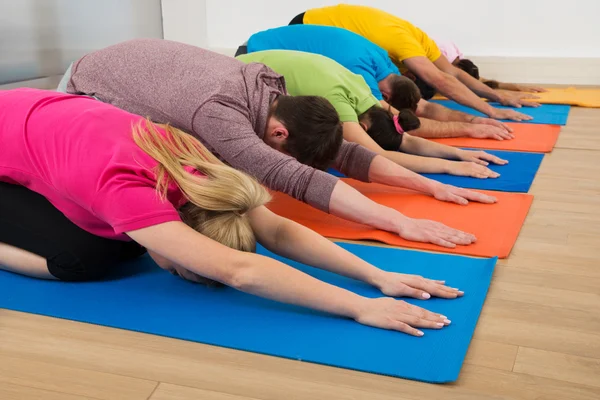 Grupp människor som gör yoga — Stockfoto