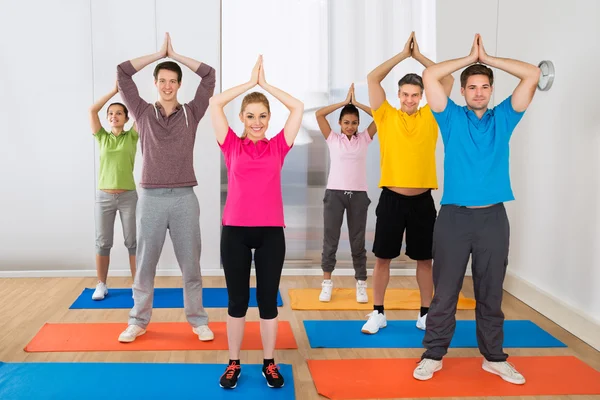 Gruppe von Leuten, die Yoga machen — Stockfoto