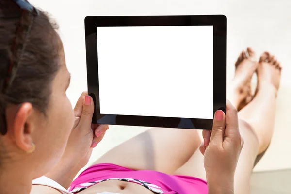 Женщина с помощью цифрового планшета — стоковое фото