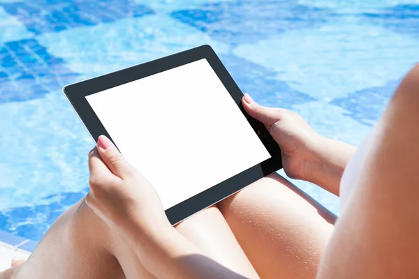 Kvinna som håller digital tablett — Stockfoto