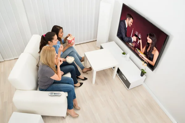 Mujeres jóvenes viendo la película Imagen De Stock