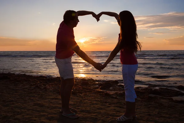 Casal fazendo forma de coração — Fotografia de Stock